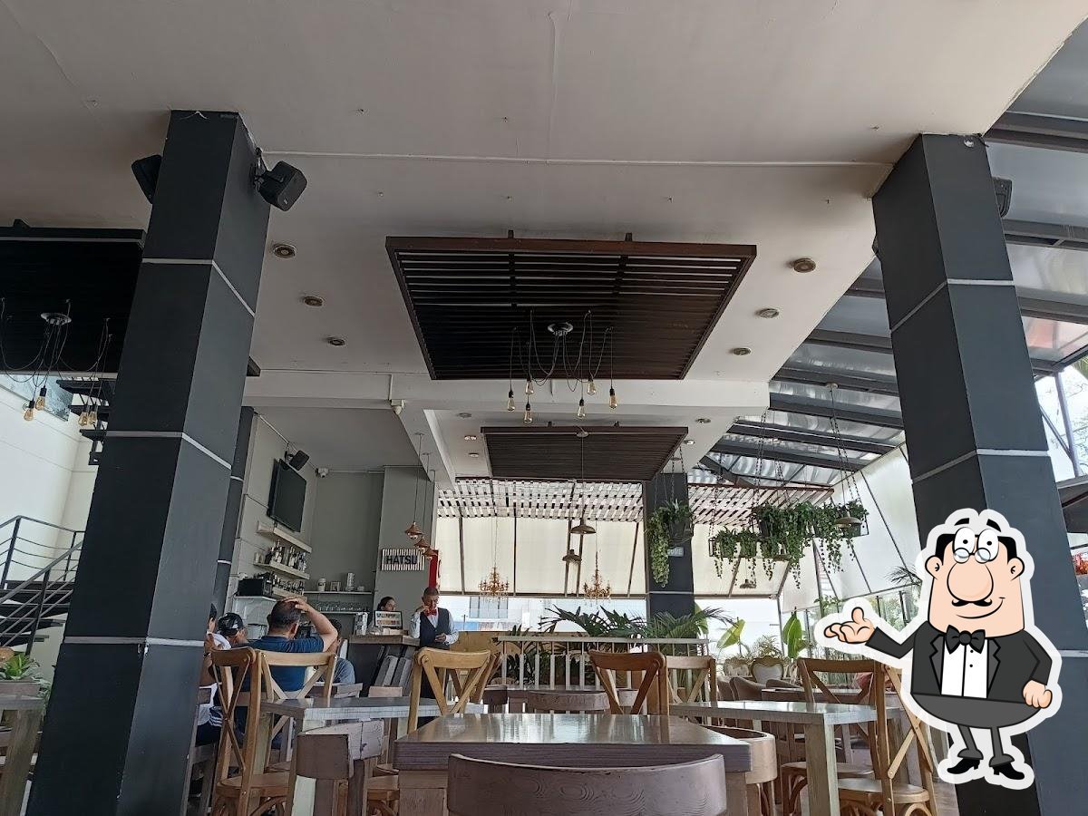 Comedor principal de Carantanta — mesas, columnas y luz natural